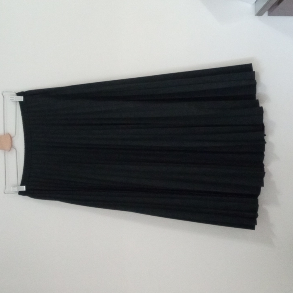 Uniqlo size Medium women's accordion pleated skirt charcoal grey.